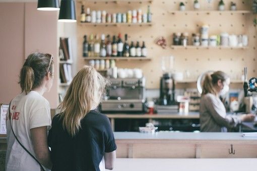 Da oggi pranzi e cene anche al chiuso nei ristoranti e caffè al banco. Riaprono gli stadi. Ecco le nuove regole