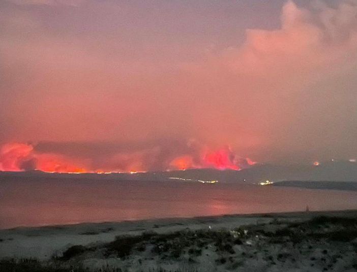 I roghi visti dalla borgata Marina di Sa Rocca Tunda, comune di San Vero Milis (Or), scatto di Fabio Secci, via NaturalMeteo. Nelle foto in fondo all'articolo, le immagini raccolte da Michela Marcellino e quelle divulgate dai Vigili del fuoco