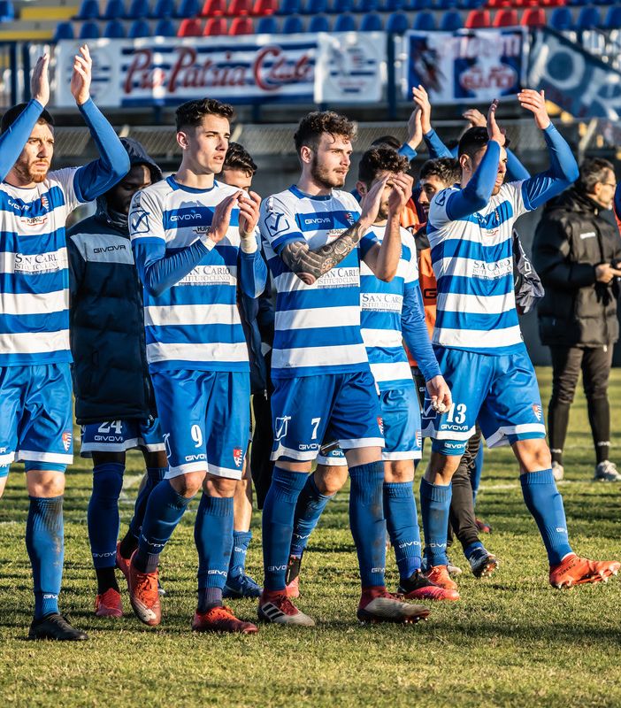 Il saluto dei tigrotti ai tifosi che continuano a manifestare il supporto fuori dalle mura dello Speroni (foto di Marco Giussani)