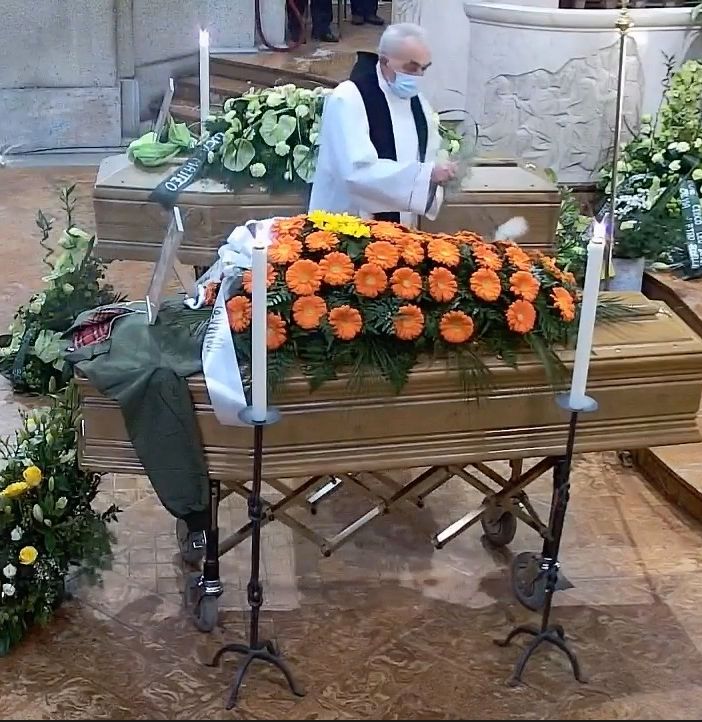 L’ultimo saluto di Samarate a Erica e Lorenzo. «Il bene non è azzerato dalla morte»