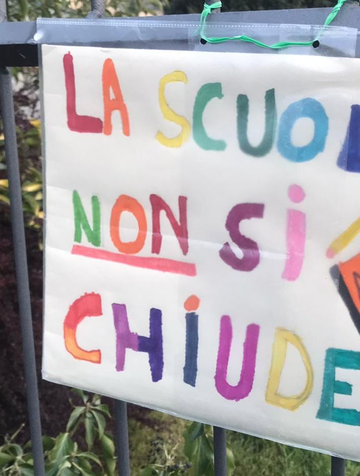 Un cartello affisso davanti a un asilo di Varese