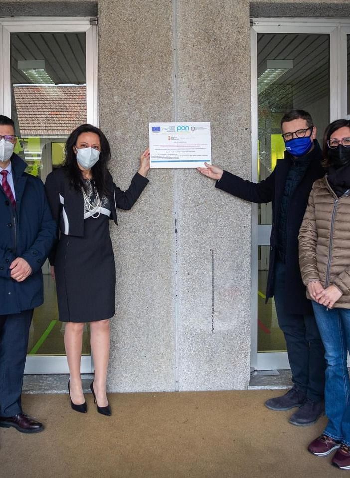 I fondi europei consegnano nuovi arredi per le scuole di Gallarate