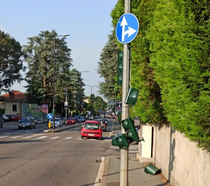 Il semaforo divelto in viale Cadorna a Legnano. Grossi disagi al traffico