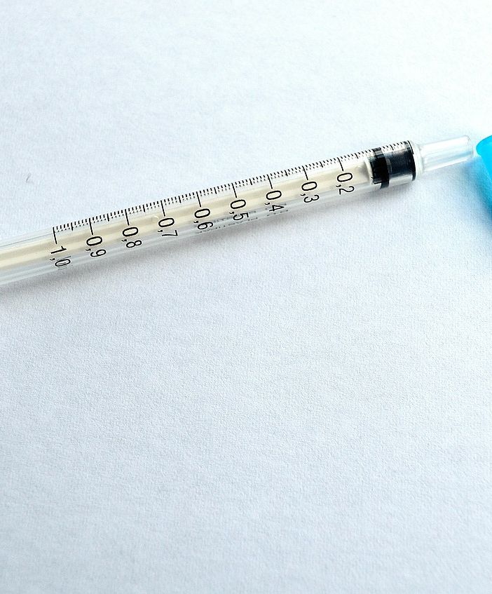 Caso AstraZeneca, sospese le vaccinazioni in programma a Lonate Pozzolo e Saronno