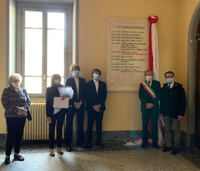 La famiglia del dottor Roberto Stella con il sindaco Antonelli e il presidente Fontana davanti alla lapide in municipio per il medico benemerito