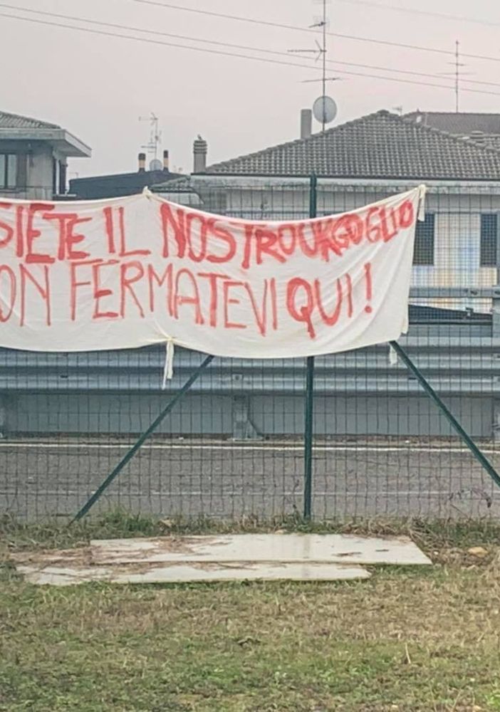Lo striscione allo stadio Speroni