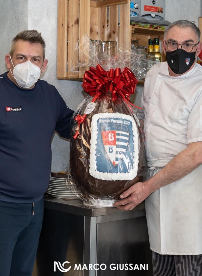 Un uovo gigante di cioccolato marchiato Pro Patria. La sorpresa? La vittoria con la Juve