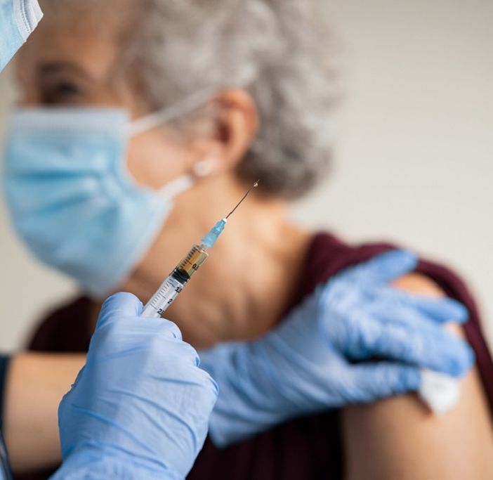 Vaccini anti Covid, prima giornata di prenotazioni senza intoppi: oltre 192mila anziani lombardi tra i 75 e i 79 anni hanno aderito