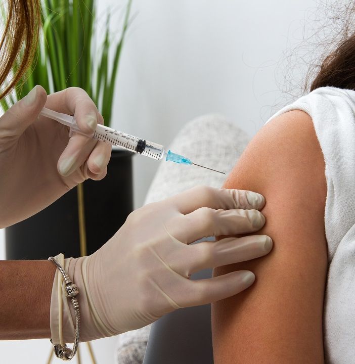 Vaccino per i ragazzi tra i 12 e i 19 anni: in Lombardia ha aderito il 65%