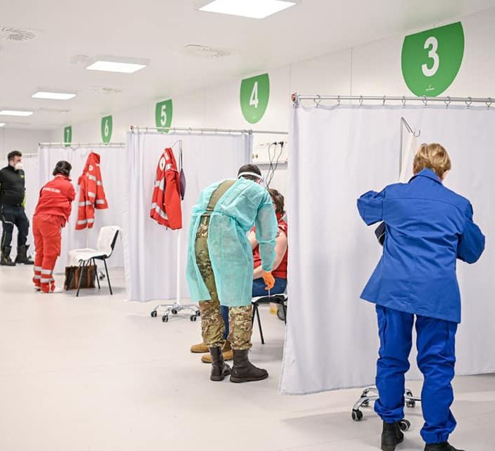 La campagna di vaccinazione (foto d'archivio) oggi parte per gli over ottanta