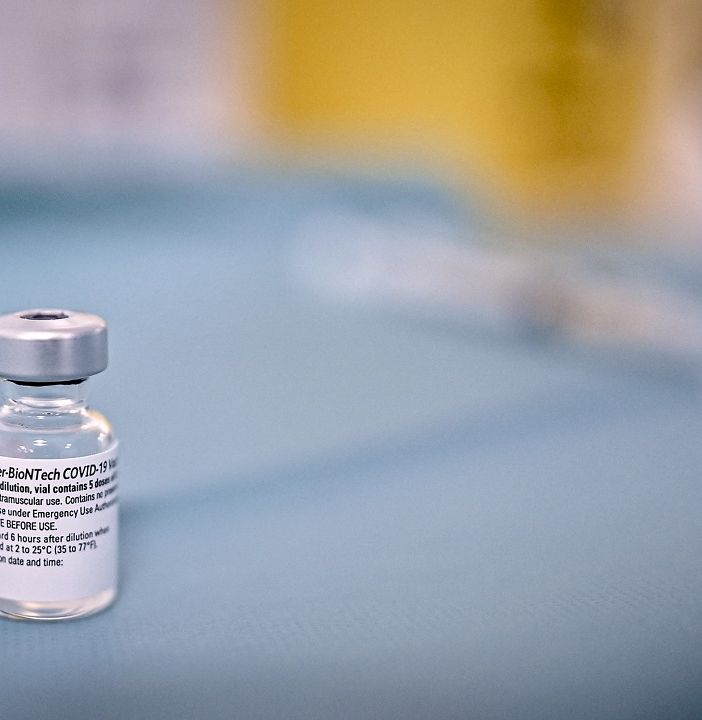 Vaccino, dal primo febbraio le multe per gli over 50 no vax, ma per riscuoterle potranno passare 260 giorni