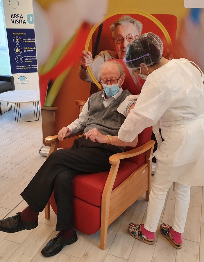 Iniziano le vaccinazioni anti-Covid alla Provvidenza di Busto. La prima al presidente Gobbi