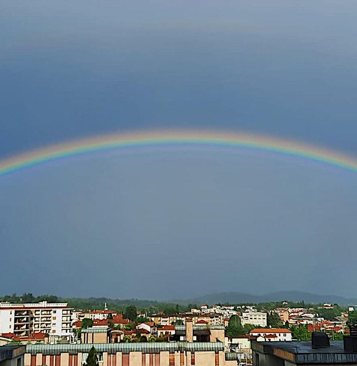Il sole scaccia l'acquazzone: su Varese splende la magia dell'arcobaleno