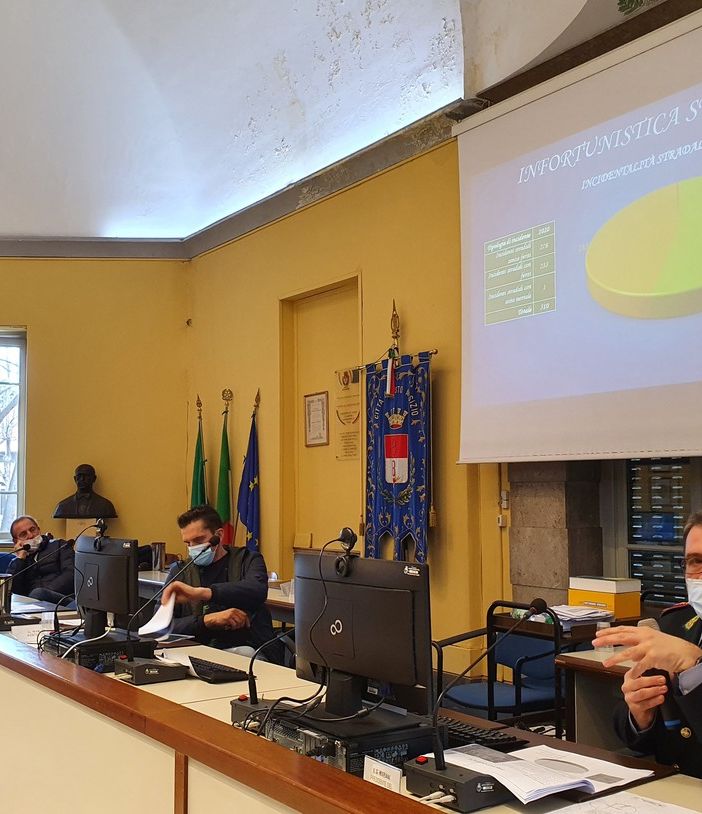 Super lavoro della Polizia locale, ma preoccupano le “bande” di giovani. L’assessore: «Interventi più incisivi». Il sindaco annuncia gli «stati generali della sicurezza»