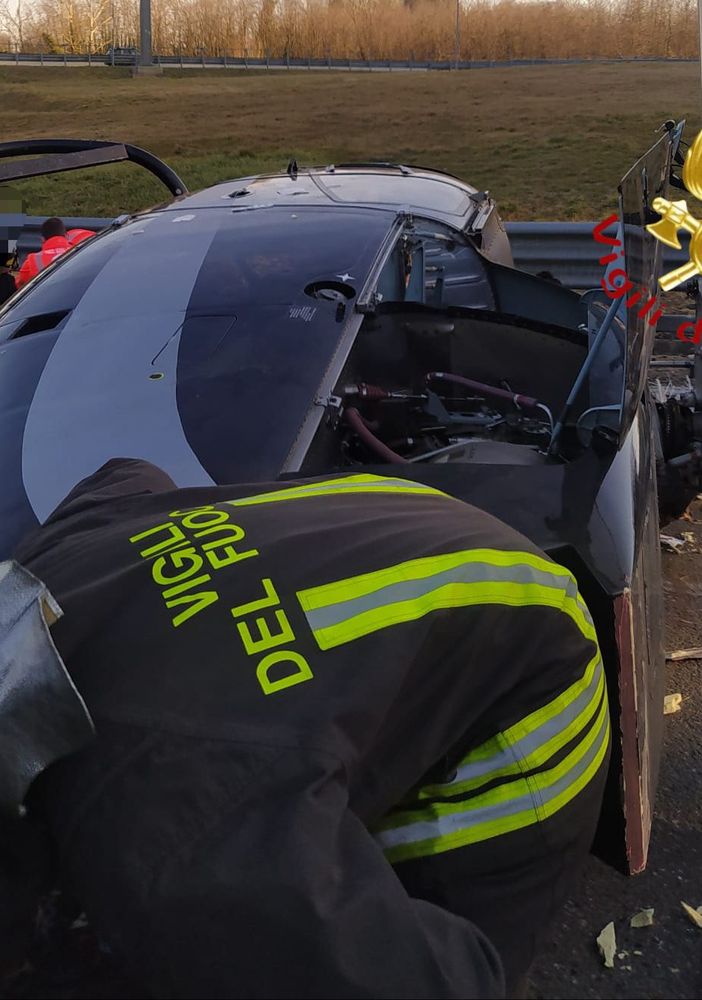 Elicottero precipita sulla rampa dell'Autolaghi a Fino Mornasco
