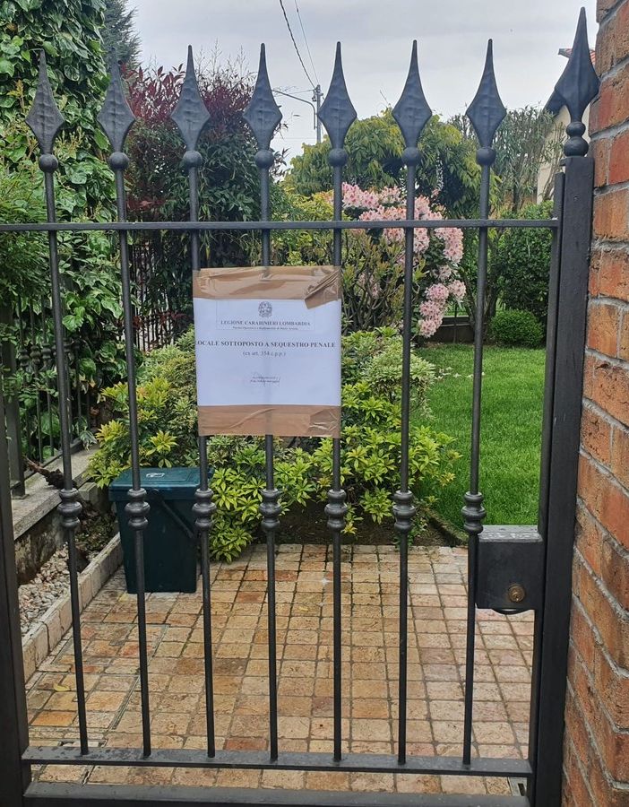 L'ingresso della villetta di via Torino dove è avvenuto il duplice omicidio