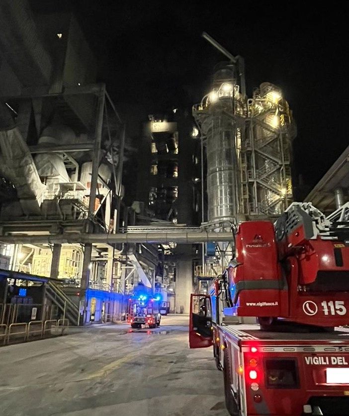 Incendio al cementificio, soccorso un dipendente