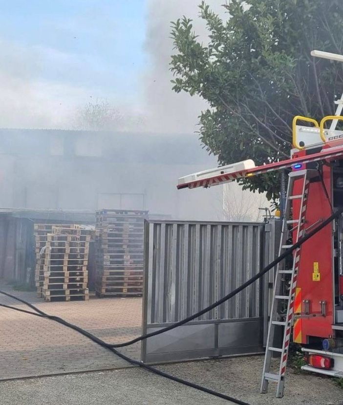 Ancora un incendio a Busto: fiamme in una ditta di lavorazione del legno