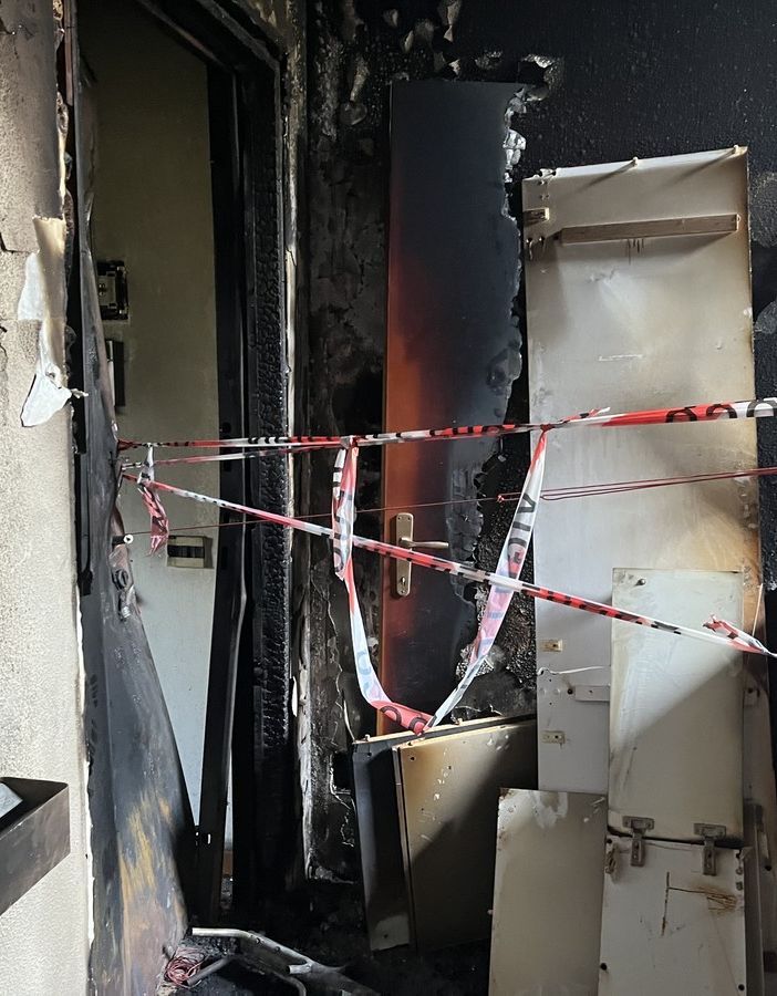 L'appartamento dove è divampato l'incendio, altre tracce dei danni e alcuni vicini: Anna e Jasmi, poi Antonio