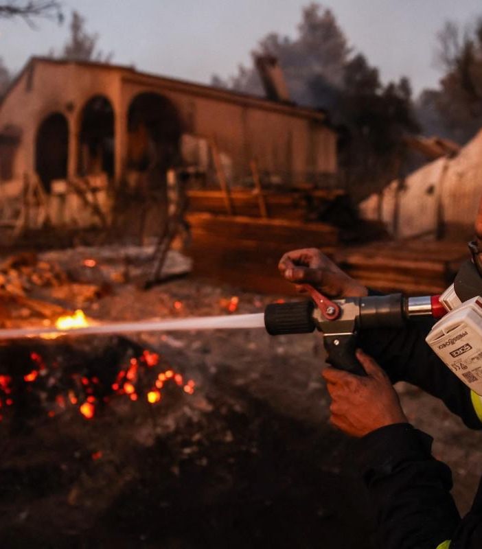 Incendi ad Atene, trovato il cadavere di una donna