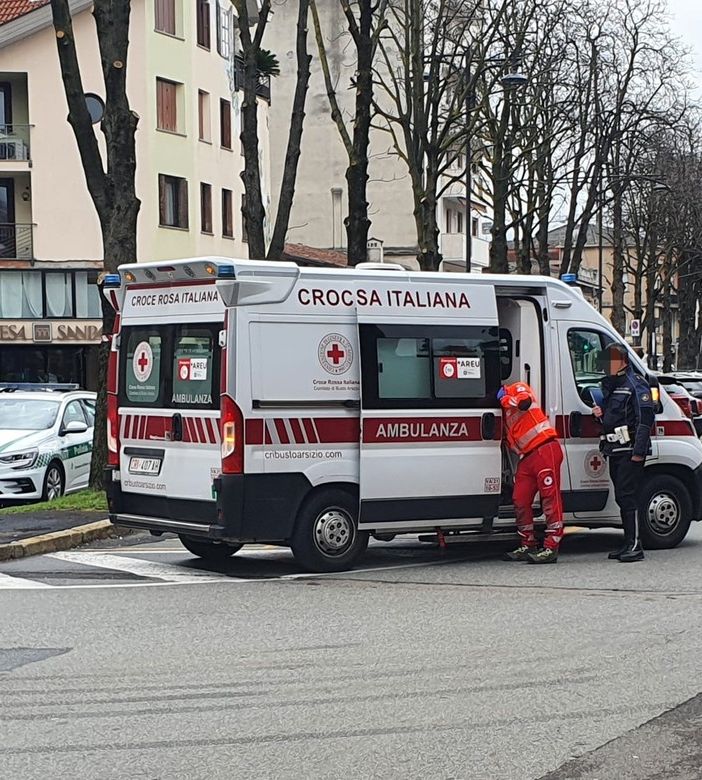 Busto: finisce contro un’auto in sosta, soccorsa in piazza San Michele