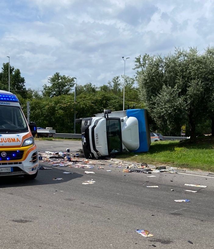 FOTO. Busto, incidente in via per Fagnano. Autocarro ribaltato e traffico in tilt