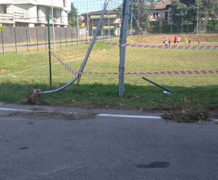 Busto, l’auto finisce… in campo. «Serve un dosso»
