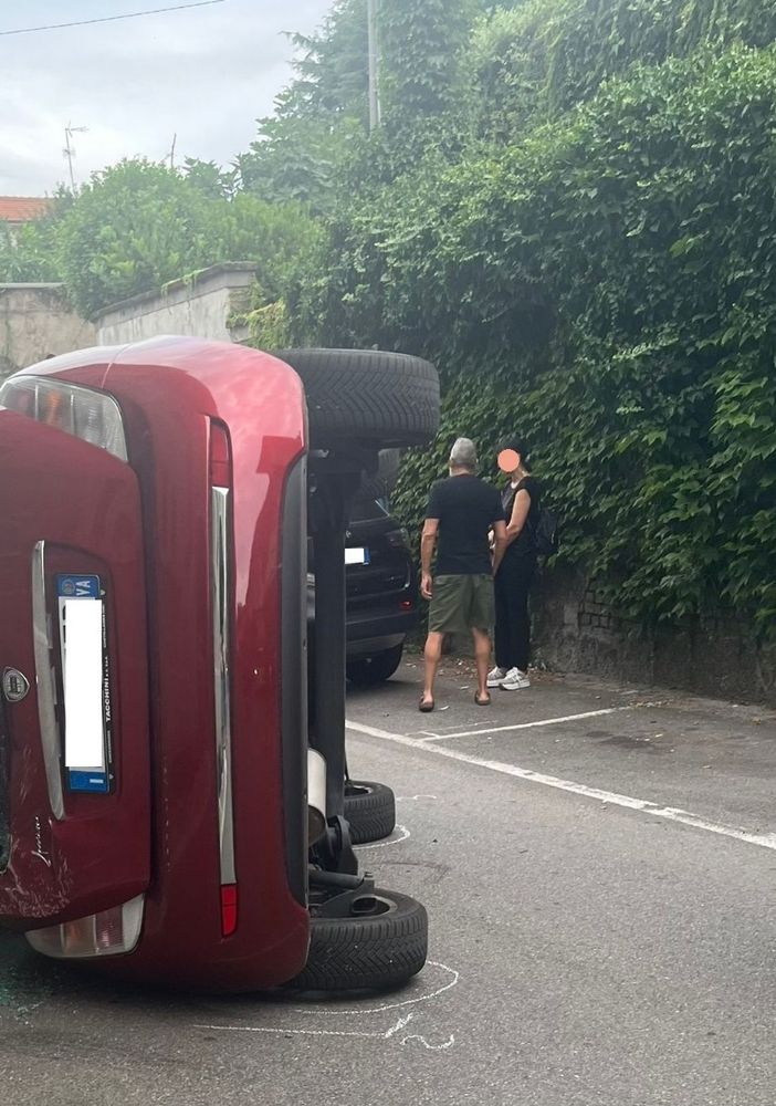 FOTO. Incidente con ribaltamento a Castellanza: grosso spavento per una 74enne