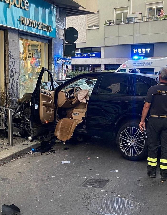 Con l'auto dentro una vetrina: muoiono marito e moglie a Milano
