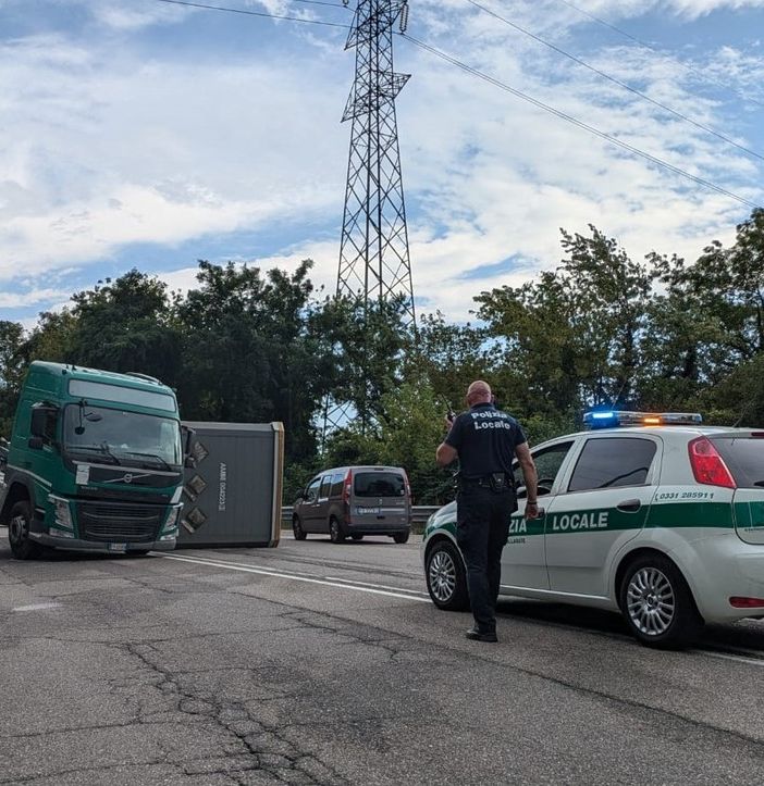 Camion con rimorchio si ribalta sulla statale del Sempione tra Busto e Gallarate. Traffico bloccato