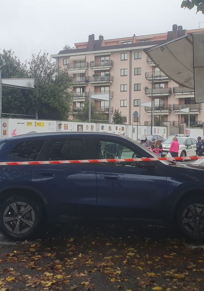 Busto, carambola fra due auto: donna travolta davanti al mercato