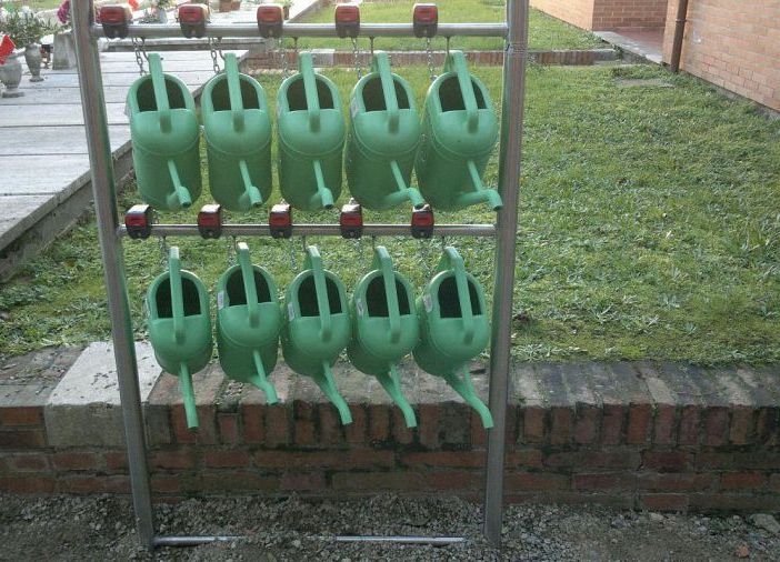 Anffas rimedia ai furti e dona innaffiatoi al Cimitero Parco di Legnano