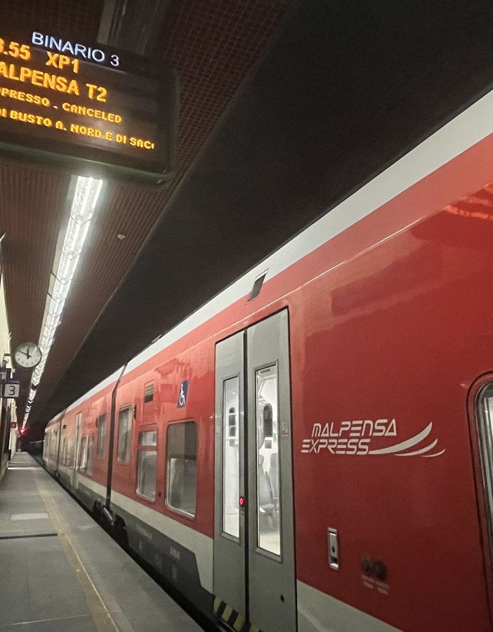 Un Malpensa Express fermo ieri notte a Busto