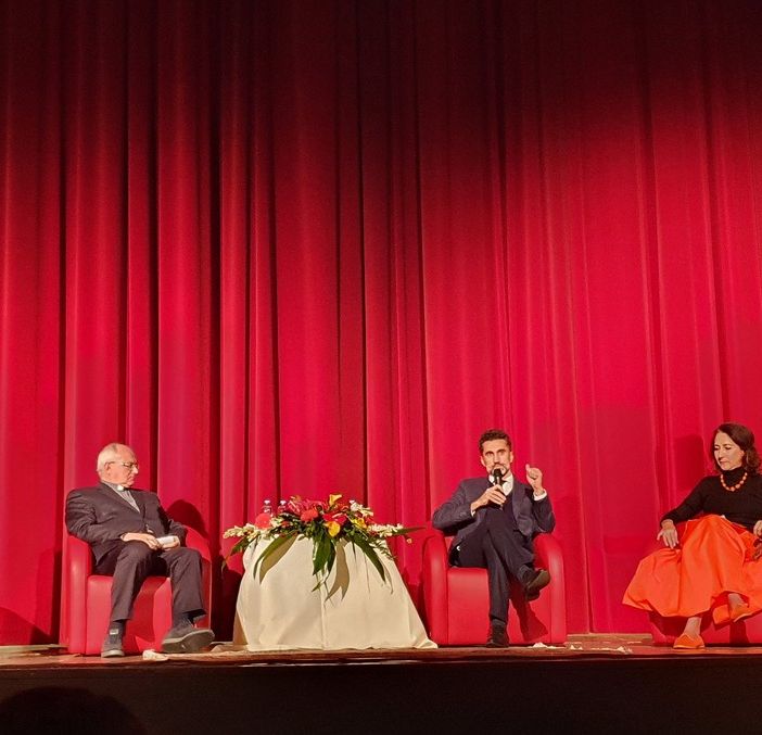 Sul palco di Busto il sostegno alle proteste in Iran. Ghazavi: «Non voglio più stare in silenzio»