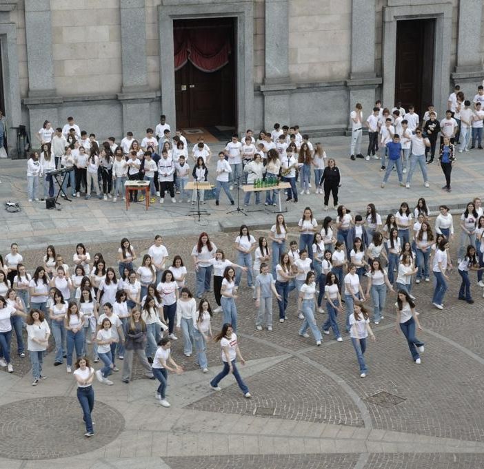 Quattrocento studenti in piazza per l'Europa: giornata di festa per l’omnicomprensivo Europeo di Arconate e Buscate