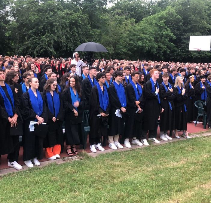 VIDEO E FOTO. L’Ite Tosi come un college americano per il diploma day: «Non smettete di essere curiosi»