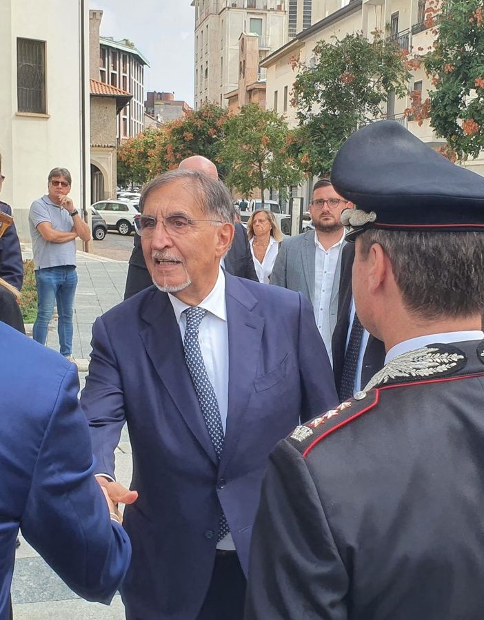 Martignoni “scortato” dai colleghi taxisti per l'ultimo viaggio. Anche La Russa al funerale
