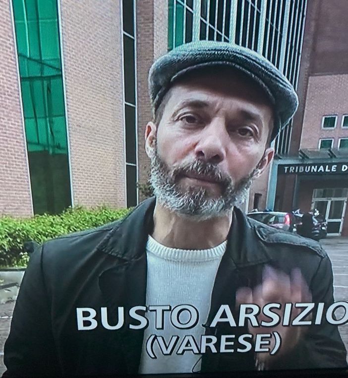 Max Laudadio all'esterno del tribunale di Busto