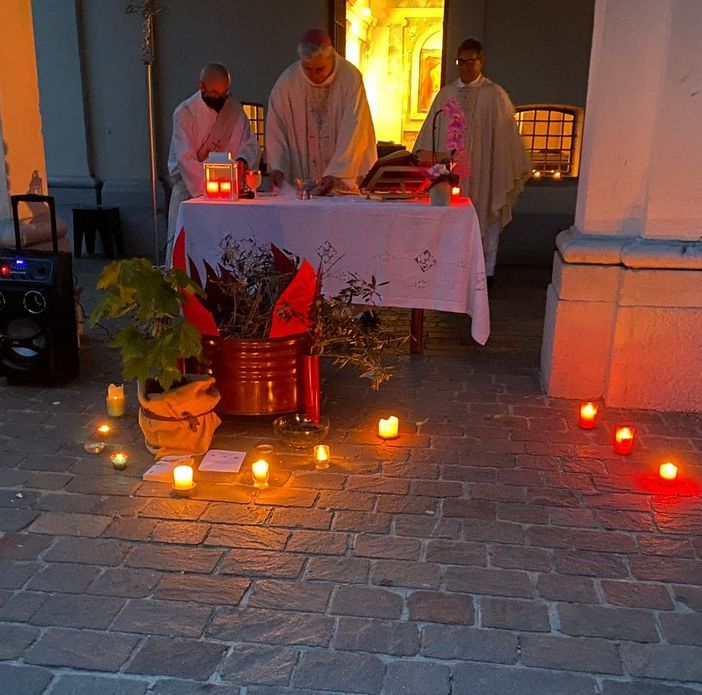 Giornata della Terra: via i rifiuti e poi la messa a lume di candela a Busto
