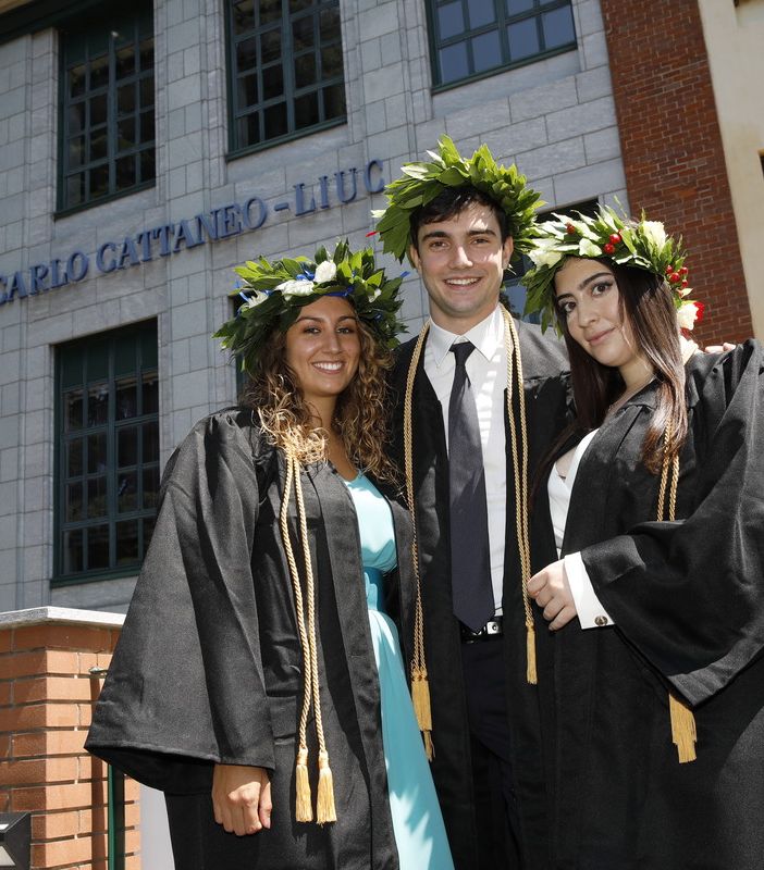Un gruppo di neo-laureati alla Liuc
