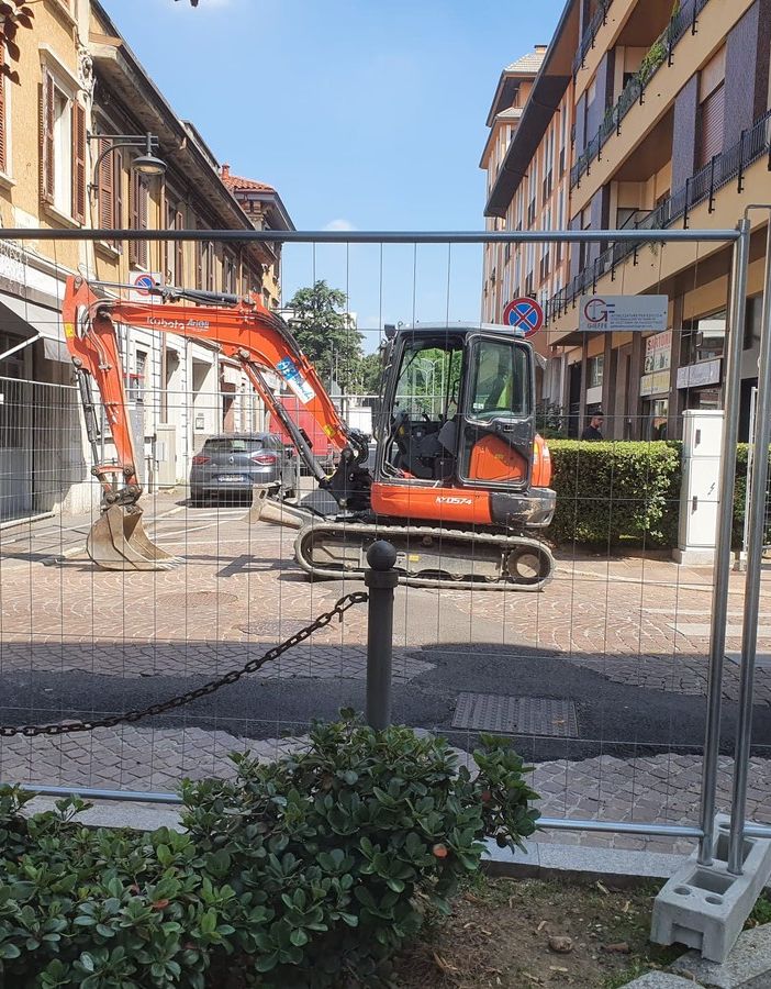 FOTO. Addio ai rattoppi accanto al municipio