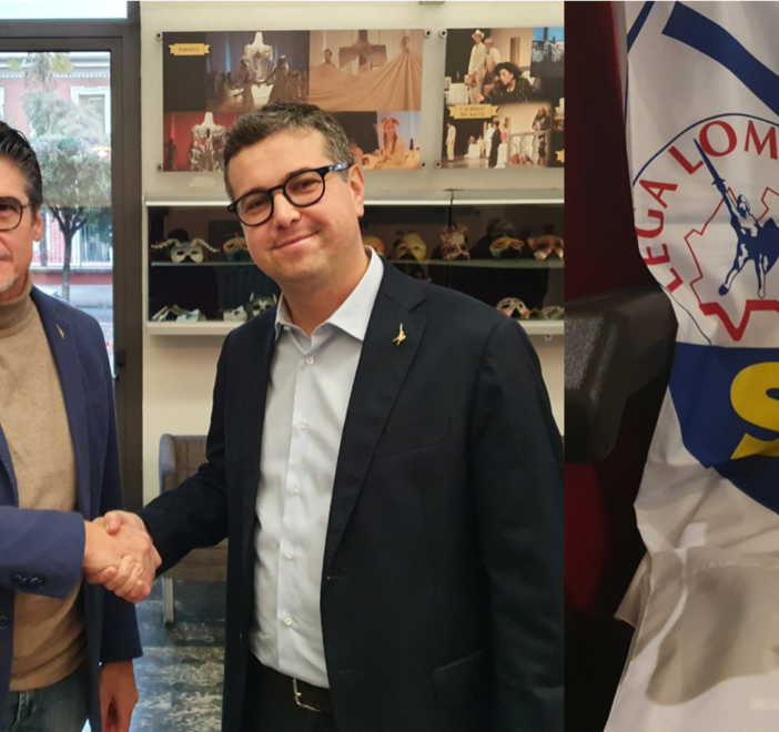 FOTO E VIDEO Congresso della Lega al via. Omaggio a Maroni: striscione e occhiali rossi in prima fila