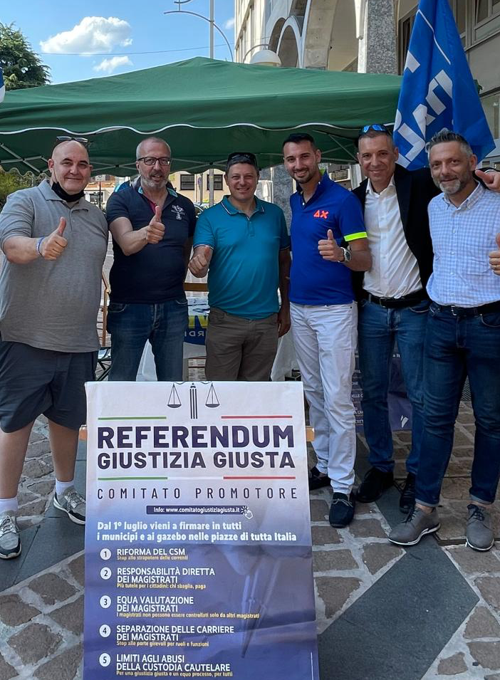 La foto scattata sabato al gazebo a Busto