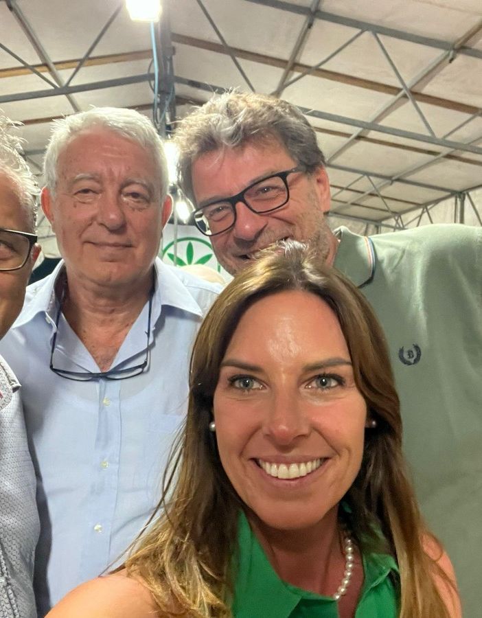 Speroni tra il segretario della Lega di Busto Albani (a sinistra) e il ministro Giorgetti. Con loro, l'eurodeputata Tovaglieri