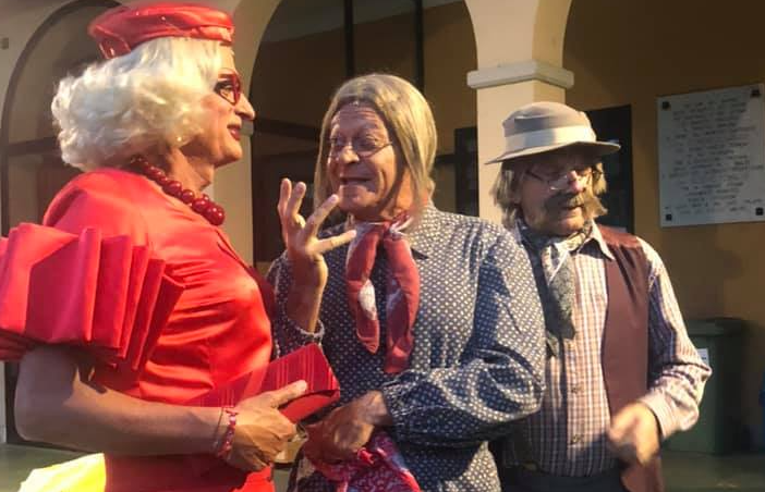 Mabilia, Teresa, Giovanni e sotto in posa con il sindaco Poliseno