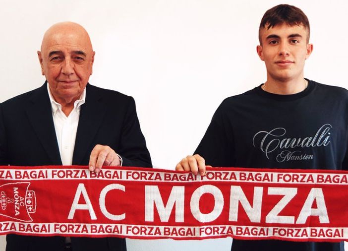 Leonardo Colombo, classe 2005, con Adriano Galliani nella foto ufficiale del Monza