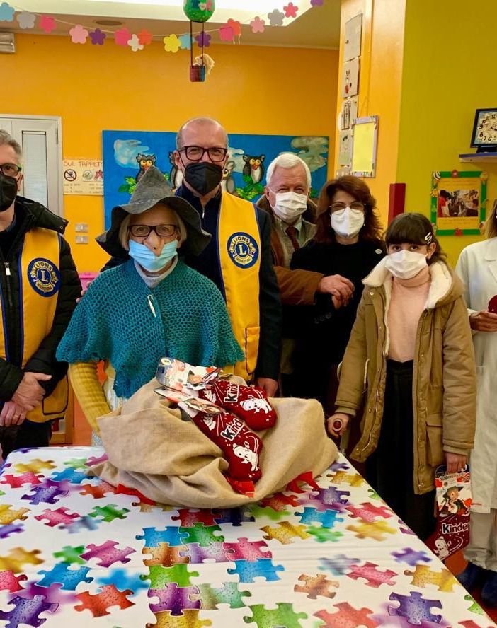 Silvana la Befana visita i piccoli pazienti della Pediatria