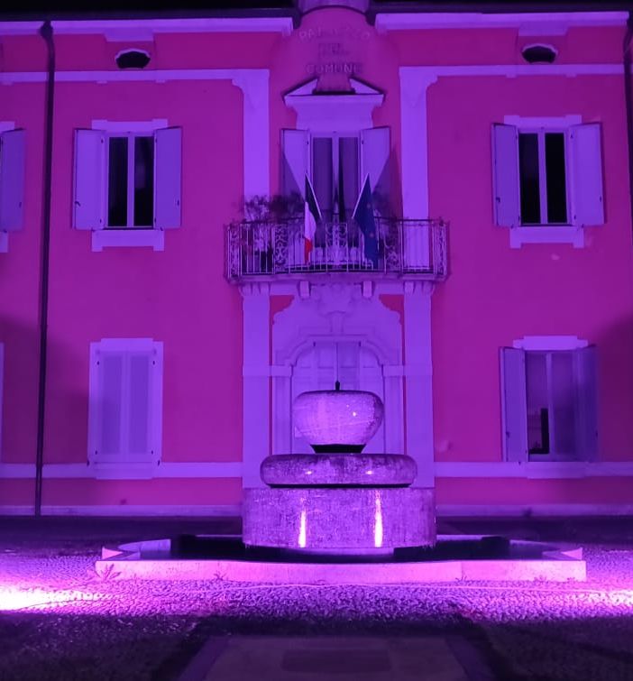 Il municipio a Lonate si è tinto di rosa