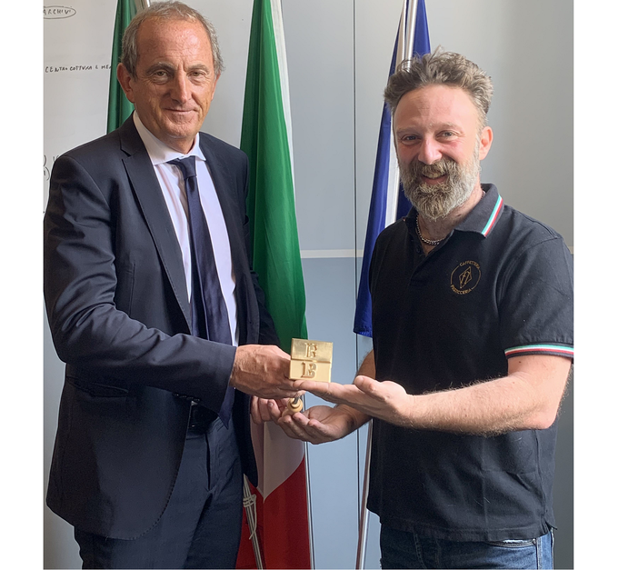 La foto del sindaco Antonelli con Fabio Longhin, rappresentante dei pasticceri con il timbro BB