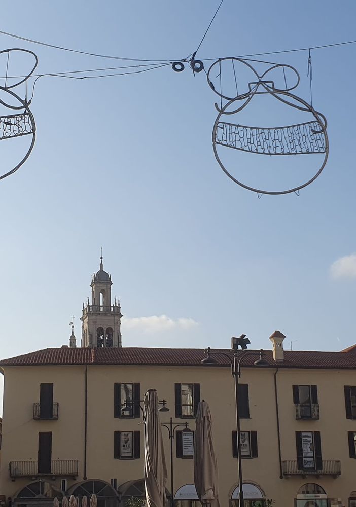 A Busto spuntano già le luminarie di Natale. Albero e presepe tornano “ai loro posti”
